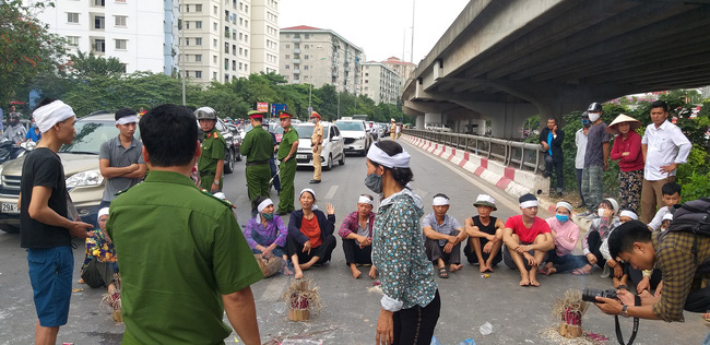 Hà Nội: Gia đình nạn nhân tử vong vì tai nạn giao thông cách đây 1 năm mang di ảnh, đeo tang ra giữa đường ngồi - Ảnh 5.