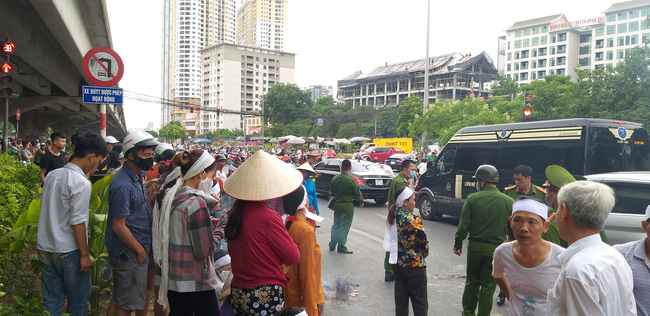 Hà Nội: Gia đình nạn nhân tử vong vì tai nạn giao thông cách đây 1 năm mang di ảnh, đeo tang ra giữa đường ngồi - Ảnh 6.