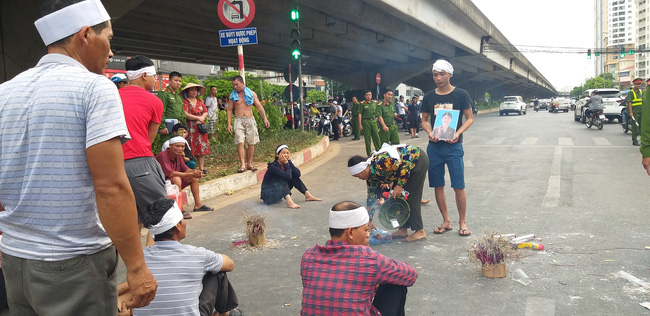 Hà Nội: Gia đình nạn nhân tử vong vì tai nạn giao thông cách đây 1 năm mang di ảnh, đeo tang ra giữa đường ngồi - Ảnh 7.