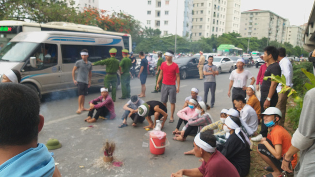 Hà Nội: Gia đình nạn nhân tử vong vì tai nạn giao thông cách đây 1 năm mang di ảnh, đeo tang ra giữa đường ngồi - Ảnh 9.