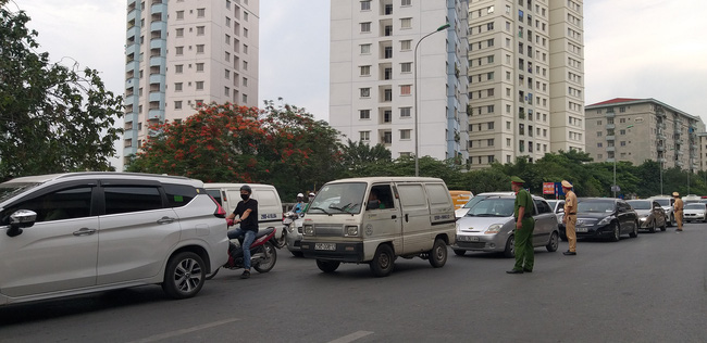 Hà Nội: Gia đình nạn nhân tử vong vì tai nạn giao thông cách đây 1 năm mang di ảnh, đeo tang ra giữa đường ngồi - Ảnh 10.