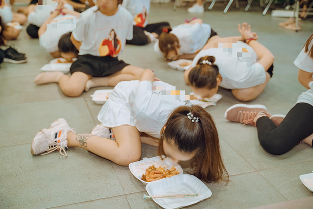 Loạt chiêu đào tạo lãnh đạo trẻ khó hiểu của các tập đoàn: Từ việc trói tay ăn cơm, chọc gậy vào yết hầu cho đến đổ sáp nến vào tay - Ảnh 5.