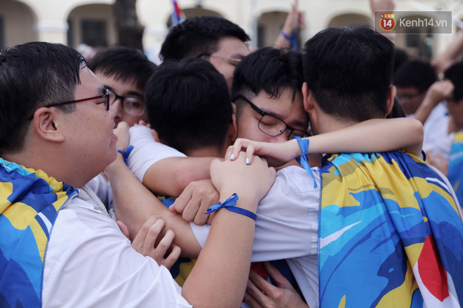 Học sinh Chuyên Lê Hồng Phong khóc nức nở ngày bế giảng: Cám ơn vì đã ở bên nhau! - Ảnh 11.