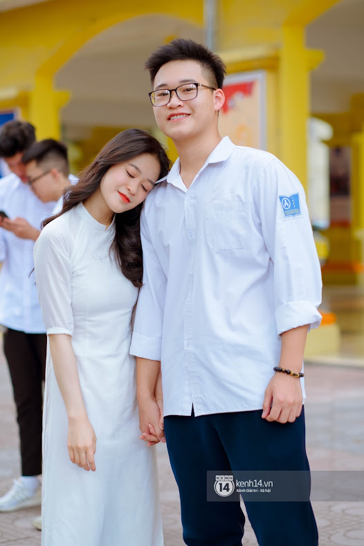 Cặp đôi 6.5 IELTS bên nhau ngọt ngào ngày bế giảng: Ra trường rồi, tớ vẫn sẽ đón cậu đi học mỗi ngày - Ảnh 2.