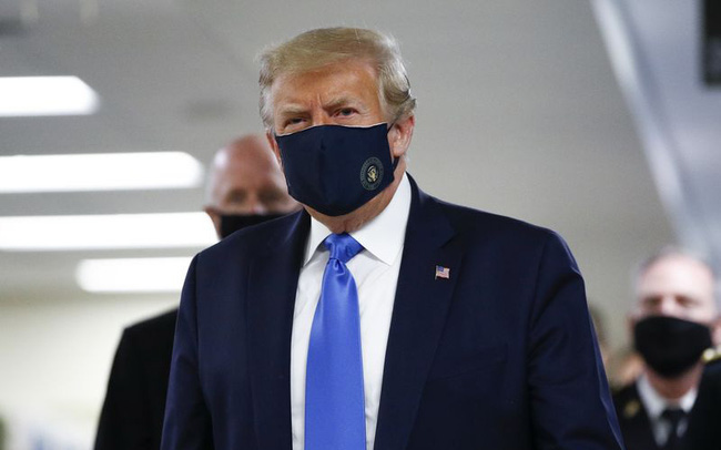 Mỹ có tới 71.000 ca nhiễm trong 24 giờ, ông Trump lần đầu tiên công khai đeo khẩu trang - Ảnh 1.