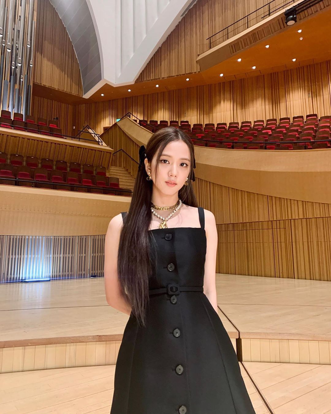 Nhờ c&ocirc;ng Jisoo lăng x&ecirc;, kẹp t&oacute;c nơ sến rện lại th&agrave;nh hot trend khiến n&agrave;ng n&agrave;o cũng muốn bắt chước theo - Ảnh 3.