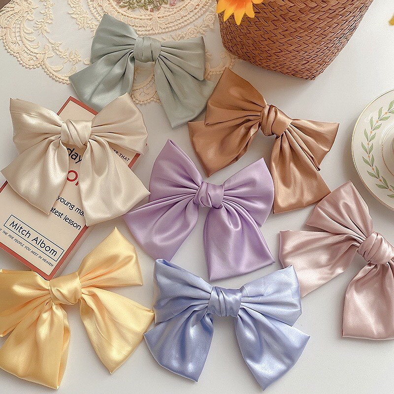 Nhờ c&ocirc;ng Jisoo lăng x&ecirc;, kẹp t&oacute;c nơ sến rện lại th&agrave;nh hot trend khiến n&agrave;ng n&agrave;o cũng muốn bắt chước theo - Ảnh 8.