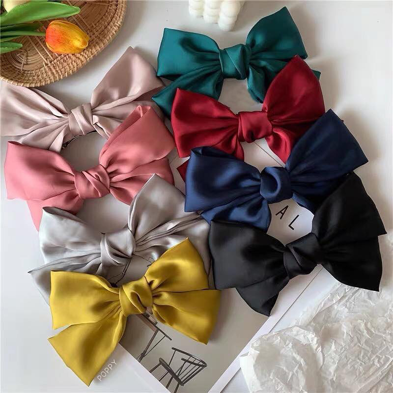 Nhờ c&ocirc;ng Jisoo lăng x&ecirc;, kẹp t&oacute;c nơ sến rện lại th&agrave;nh hot trend khiến n&agrave;ng n&agrave;o cũng muốn bắt chước theo - Ảnh 6.