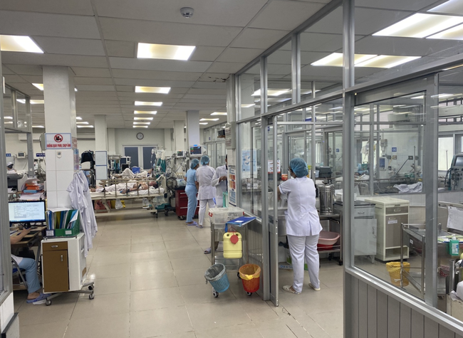 TP.HCM: Hàng chục côn đồ lao vào bệnh viện truy sát nhau ngay trước mặt bác sĩ - Ảnh 1.