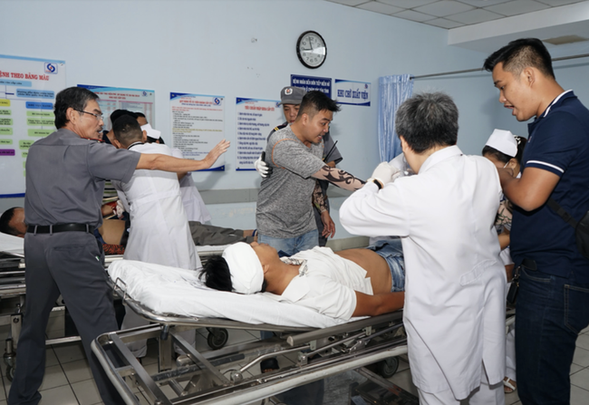 TP.HCM: Hàng chục côn đồ lao vào bệnh viện truy sát nhau ngay trước mặt bác sĩ - Ảnh 2.