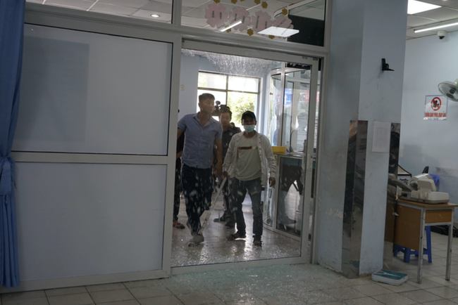 TP.HCM: Hàng chục côn đồ lao vào bệnh viện truy sát nhau ngay trước mặt bác sĩ - Ảnh 3.