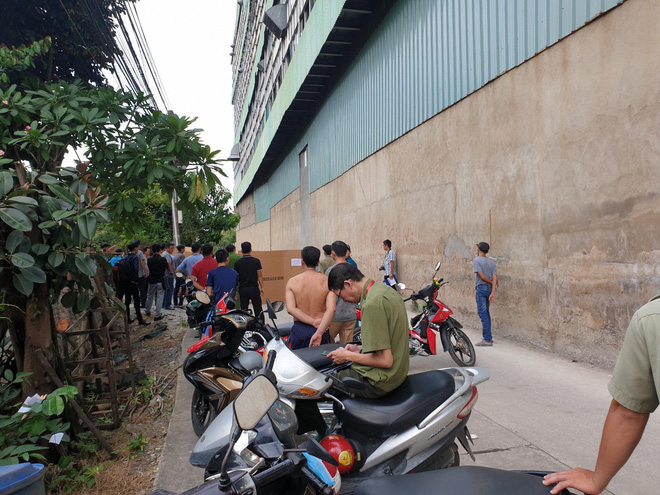  Rơi từ trên nhà máy nước ngọt xuống đường, nam công nhân tử vong - Ảnh 3.