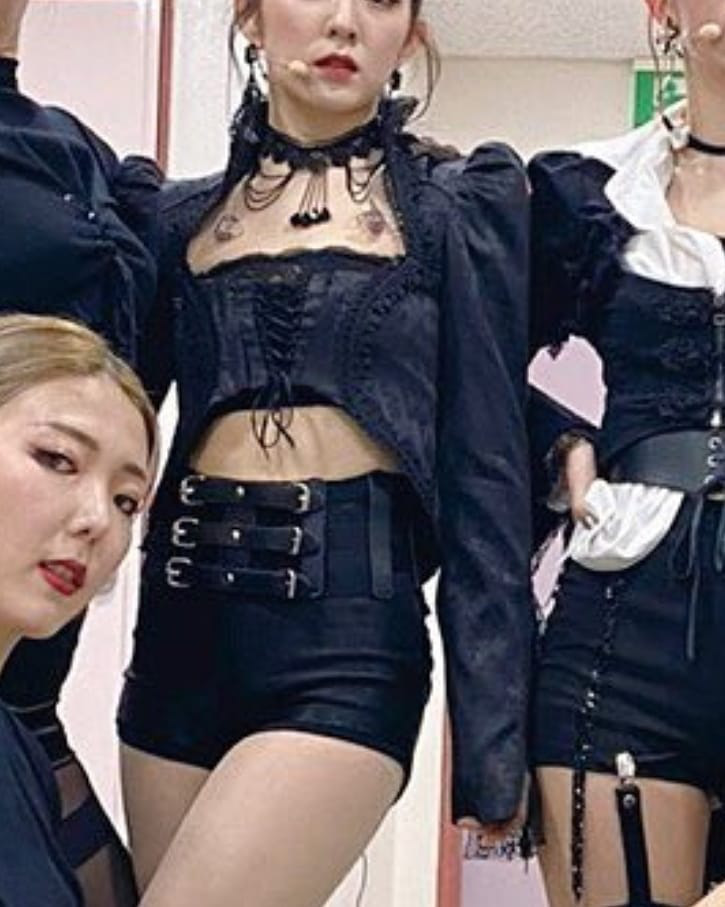 Stylist Red Velvet “lên tay”: Chế áo cho Irene mặc sexy, quý tộc “ăn đứt” người mẫu hãng - Ảnh 3.