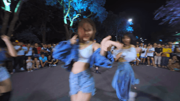 Giới trẻ Việt đổ xô lên phố đi bộ dance cover hit BLACKPINK: Quá nhiều và quá chất làm fan quốc tế ghen tị, còn khẳng định như xem concert! - Ảnh 4.