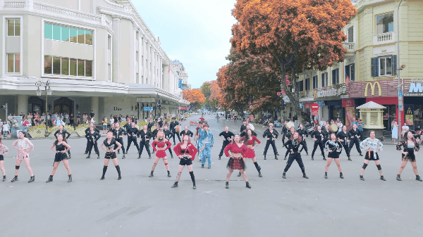 Giới trẻ Việt đổ xô lên phố đi bộ dance cover hit BLACKPINK: Quá nhiều và quá chất làm fan quốc tế ghen tị, còn khẳng định như xem concert! - Ảnh 12.