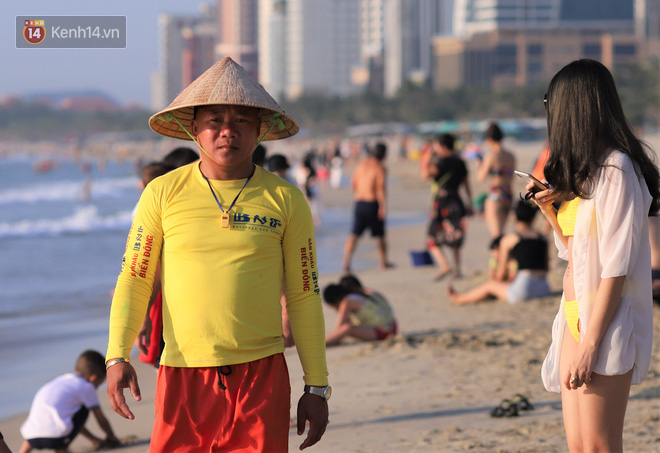 Hàng nghìn du khách và người dân ở Đà Nẵng đổ xô đi tắm biển giải nhiệt lúc sáng sớm - Ảnh 13.