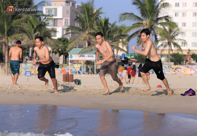 Hàng nghìn du khách và người dân ở Đà Nẵng đổ xô đi tắm biển giải nhiệt lúc sáng sớm - Ảnh 6.