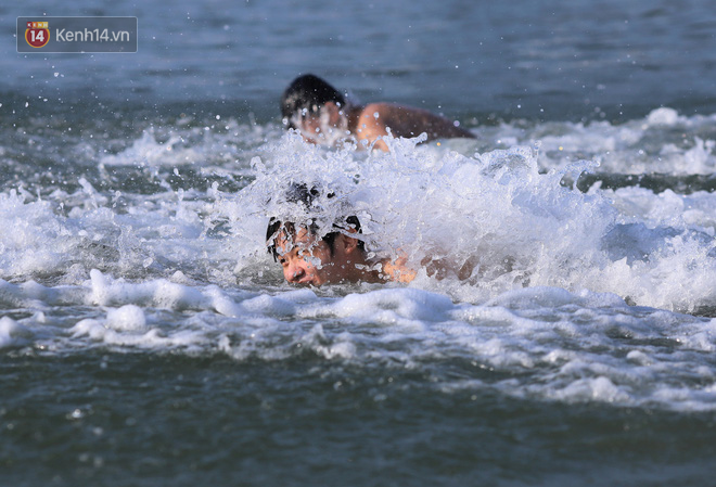 Hàng nghìn du khách và người dân ở Đà Nẵng đổ xô đi tắm biển giải nhiệt lúc sáng sớm - Ảnh 7.