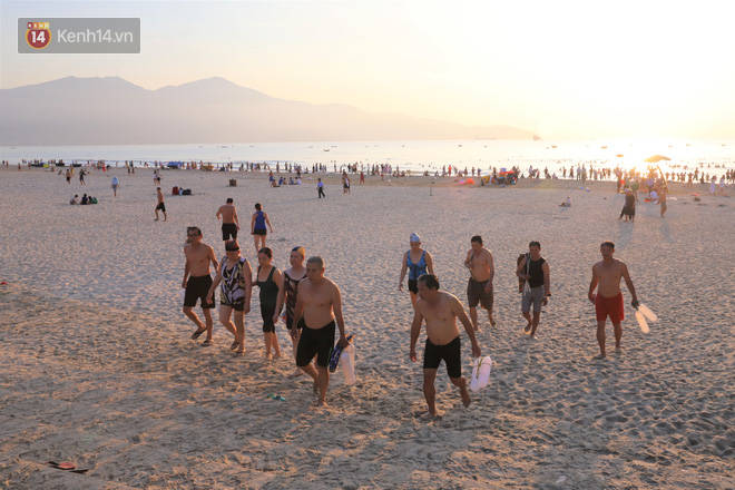 Hàng nghìn du khách và người dân ở Đà Nẵng đổ xô đi tắm biển giải nhiệt lúc sáng sớm - Ảnh 16.