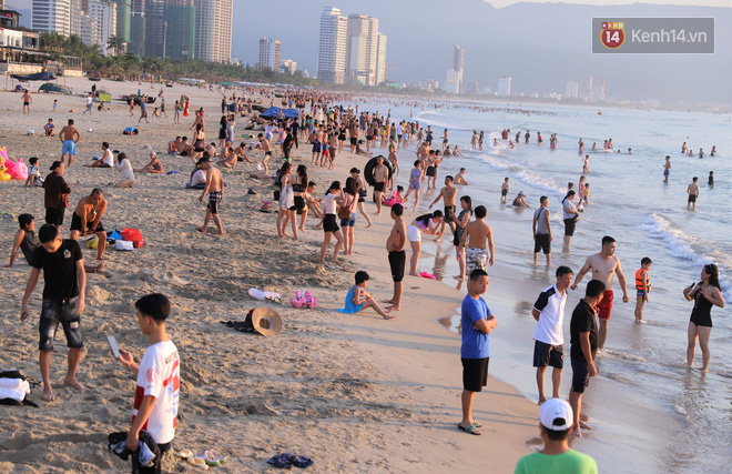 Hàng nghìn du khách và người dân ở Đà Nẵng đổ xô đi tắm biển giải nhiệt lúc sáng sớm - Ảnh 14.