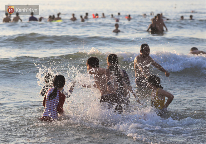Hàng nghìn du khách và người dân ở Đà Nẵng đổ xô đi tắm biển giải nhiệt lúc sáng sớm - Ảnh 3.