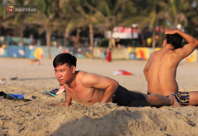 Hàng nghìn du khách và người dân ở Đà Nẵng đổ xô đi tắm biển giải nhiệt lúc sáng sớm - Ảnh 10.