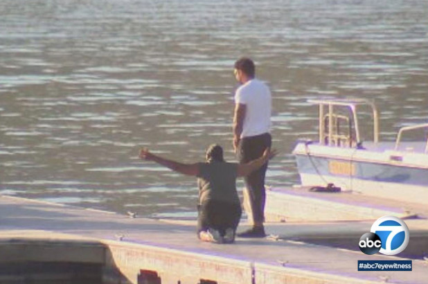 Bức ảnh mẹ Naya Rivera tuyệt vọng, quỳ xuống bên hồ Piru trong ngày tìm kiếm con gái khiến bao người xót xa - Ảnh 2.