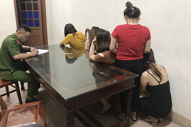 H&agrave; Tĩnh: Triệt ph&aacute; 2 tụ điểm &ldquo;thi&ecirc;n đường kho&aacute;i lạc&rdquo; nơi huyện ngh&egrave;o - Ảnh 1.