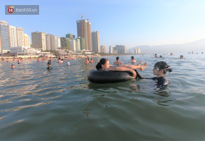 Hàng nghìn du khách và người dân ở Đà Nẵng đổ xô đi tắm biển giải nhiệt lúc sáng sớm - Ảnh 15.