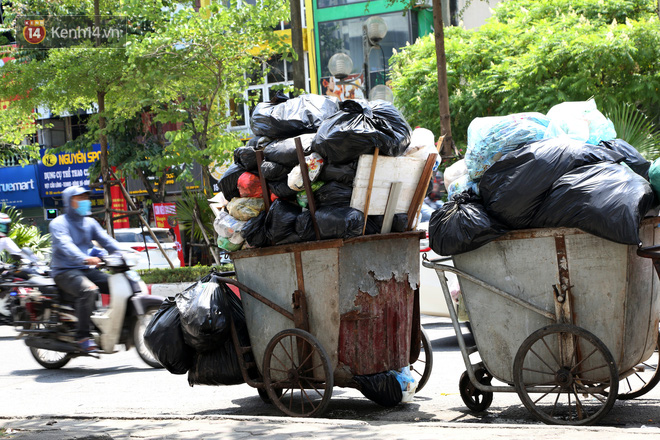 Hà Nội: Rác chất thành đống tràn ra khắp đường phố, nhiều người phải di tản vì phát ốm với mùi hôi thối - Ảnh 11.