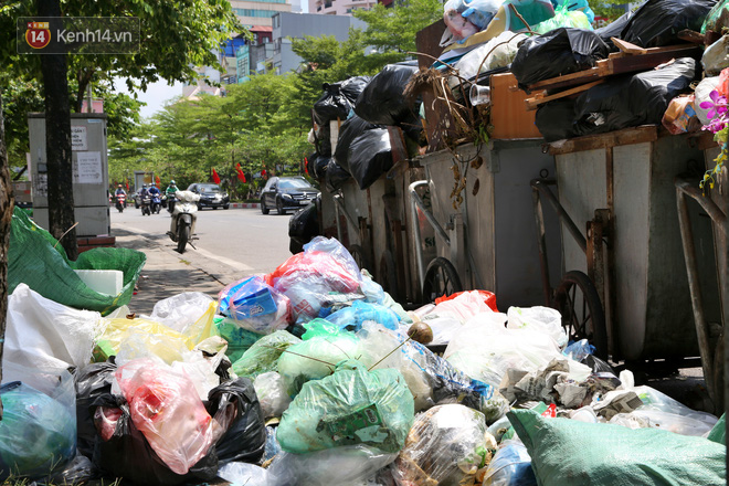 Hà Nội: Rác chất thành đống tràn ra khắp đường phố, nhiều người phải di tản vì phát ốm với mùi hôi thối - Ảnh 10.