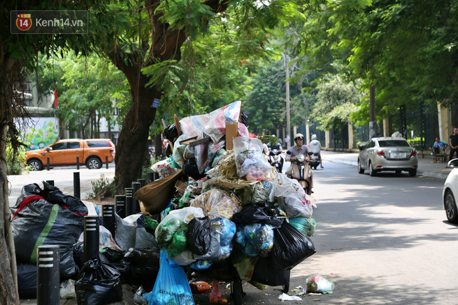 Hà Nội: Rác chất thành đống tràn ra khắp đường phố, nhiều người phải di tản vì phát ốm với mùi hôi thối - Ảnh 3.