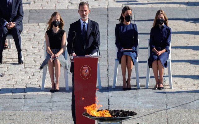 Tây Ban Nha tưởng niệm các nạn nhân tử vong do COVID-19 - Ảnh 1.