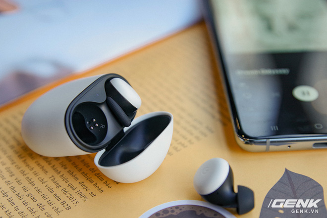 Cận cảnh Google Pixel Buds 2 tại Việt Nam: Thiết kế không dây hoàn toàn, từ tai đến vỏ sạc đều rất đẹp, giá 4,99 triệu đồng - Ảnh 11.