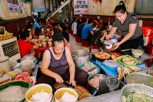 3 hàng “bún chửi” đình đám nhất Việt Nam: Lúc nào cũng đông nghẹt khách tìm đến vì tò mò, đồ ăn thuộc dạng ngon nức tiếng - Ảnh 1.