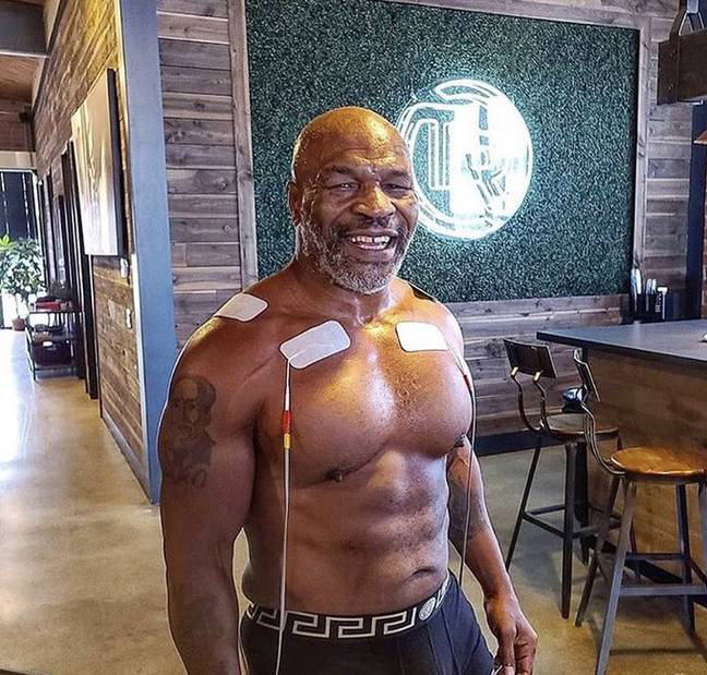 Trở lại sau thời gian dài giải nghệ, Mike Tyson chuẩn bị đối đầu cùng... cá mập trắng - Ảnh 4.