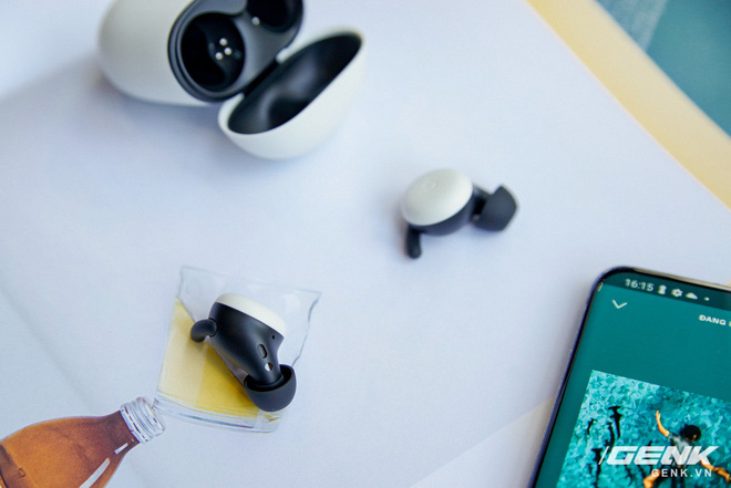 Cận cảnh Google Pixel Buds 2 tại Việt Nam: Thiết kế không dây hoàn toàn, từ tai đến vỏ sạc đều rất đẹp, giá 4,99 triệu đồng - Ảnh 8.