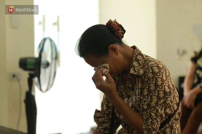 Nỗi đau 2 người mẹ trong phiên xử đầu độc trà sữa ở Thái Bình: Người khóc nghẹn vì con chết oan, người ngã quỵ khi con nhận bản án tử hình - Ảnh 4.