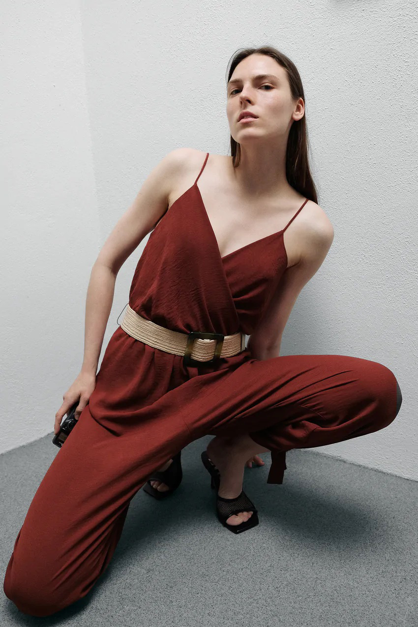 Mỹ nhân Hàn cùng diện jumpsuit 2 dây: Jennie gợi cảm, Lisa cá tính, riêng Irene rón rén nhất hội vì sợ lộ hàng - Ảnh 8.