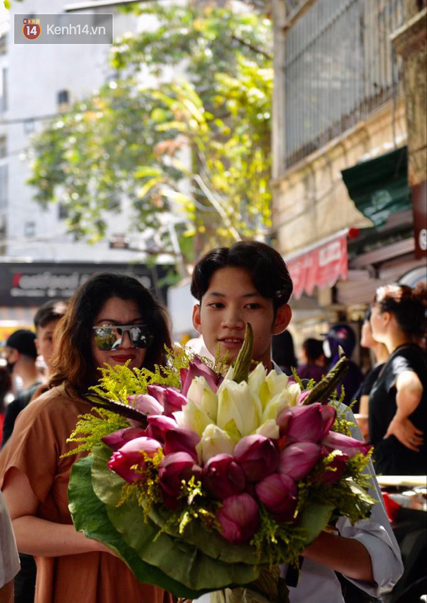 Loạt khoảnh khắc đẹp nhất kỳ thi: Ánh mắt dõi theo của mẹ, cái ôm của bố cho đến dàn nhan sắc cực phẩm khiến ai cũng xao xuyến - Ảnh 9.