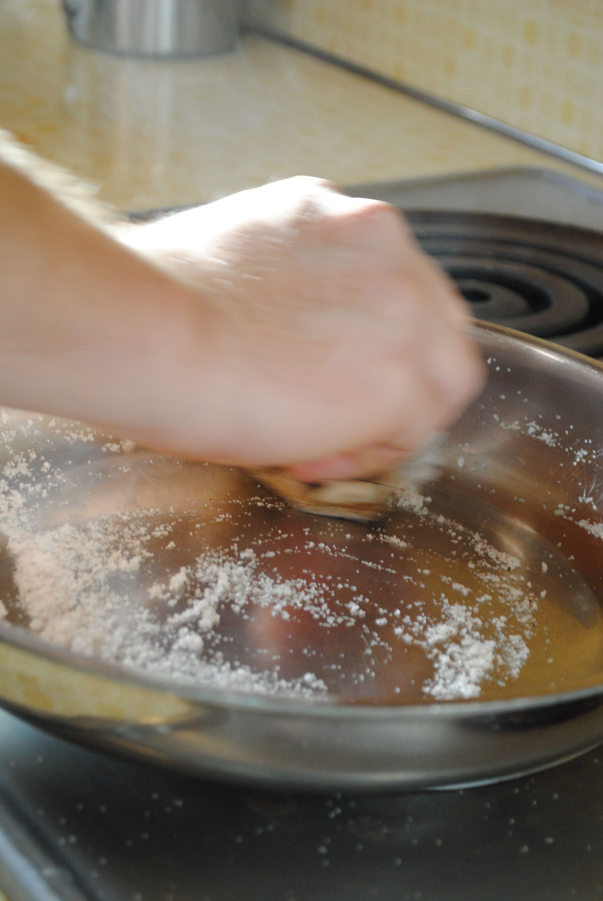 5 nguyên tắc cần nhớ để nấu nướng an toàn với nồi xoong có lớp chống dính - Ảnh 3.