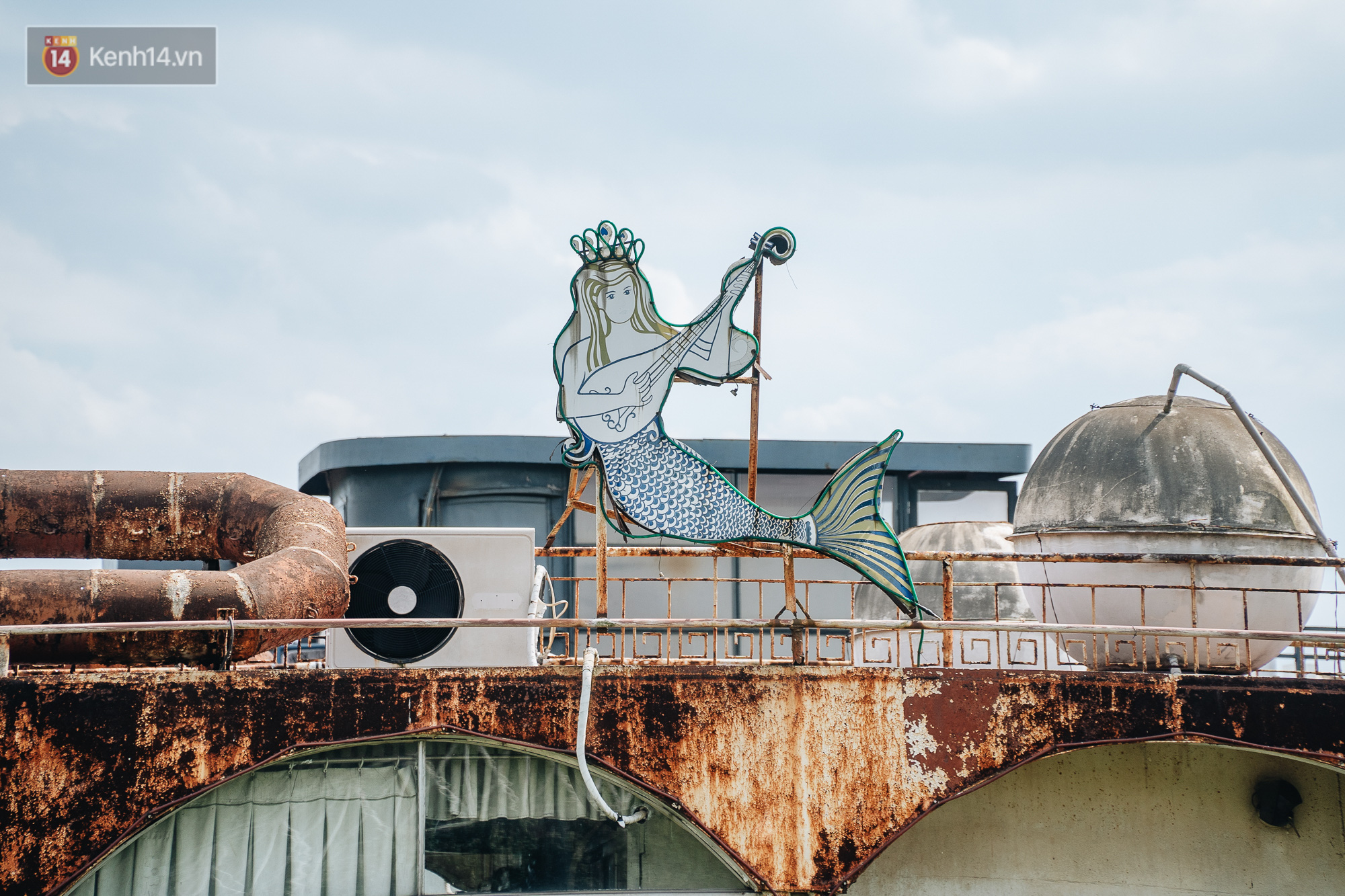 Ảnh: Cận cảnh nghĩa địa du thuyền từng một thời sầm uất ở Hồ T&acirc;y - Ảnh 3.