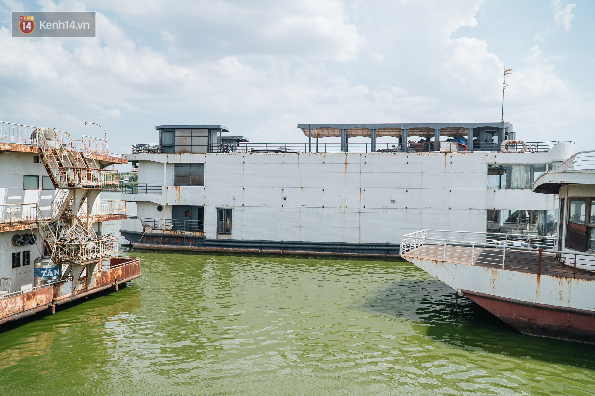 Ảnh: Cận cảnh nghĩa địa du thuyền từng một thời sầm uất ở Hồ T&acirc;y - Ảnh 4.