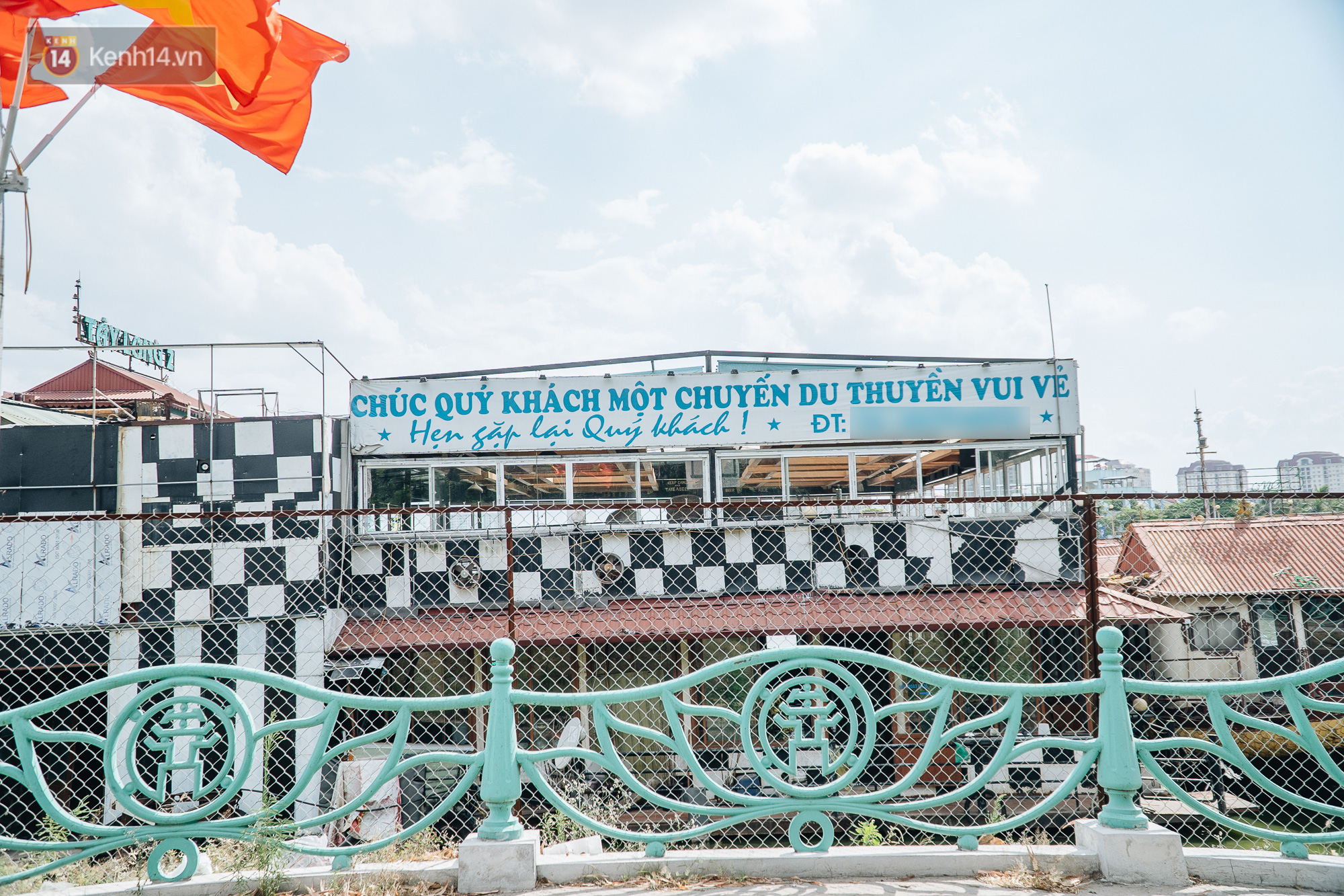 Ảnh: Cận cảnh nghĩa địa du thuyền từng một thời sầm uất ở Hồ T&acirc;y - Ảnh 8.