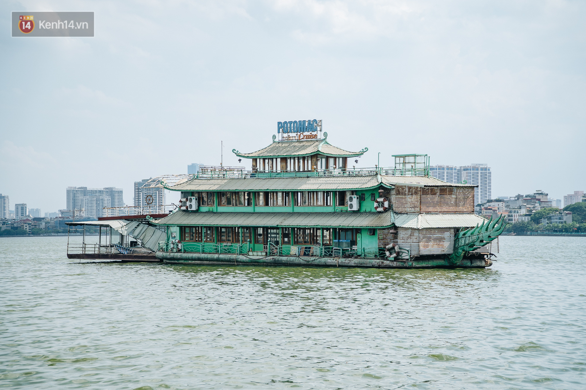 Ảnh: Cận cảnh nghĩa địa du thuyền từng một thời sầm uất ở Hồ T&acirc;y - Ảnh 12.