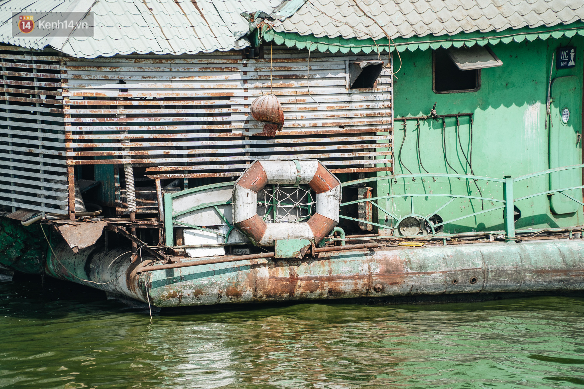 Ảnh: Cận cảnh nghĩa địa du thuyền từng một thời sầm uất ở Hồ T&acirc;y - Ảnh 13.
