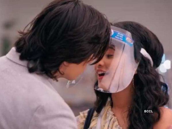 Cười ra nước mắt vì nụ hôn sáng tạo sau nón chắn dịch ở phim Ấn Độ mùa giãn cách - Ảnh 3.