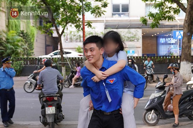 Ấm lòng khoảnh khắc của những Người lạ xuất hiện trong mùa thi lớp 10 - Ảnh 2.