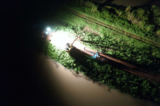 Trung Quốc cho nổ tung 2 đoạn đập ngay giữa đêm, giải phóng áp lực nước, phá thế nguy hiểm - Ảnh 3.
