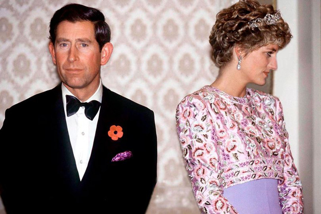 Sự thật về bức ảnh phơi bày cho toàn thế giới biết cuộc hôn nhân đã chết của Công nương Diana: Gần ngay trước mắt mà xa tận chân trời - Ảnh 1.